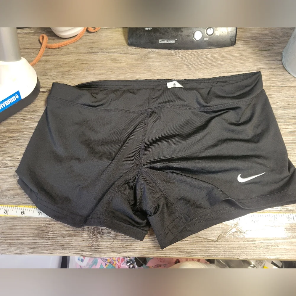Nike Short Shorts Running Shorts Women's Size Medium‎